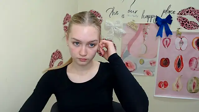 Snapshot of MademoiselleCl chatting on 12.22.24 MademoiselleCl online show from 12.22.24