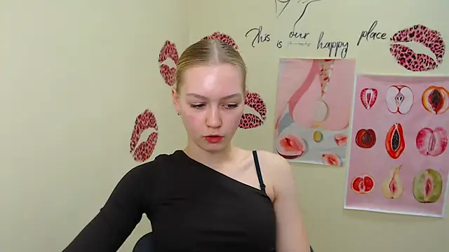 Snapshot of MademoiselleCl chatting on 02.16.25 MademoiselleCl online show from 02.16.25