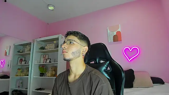 Ian Castillo  online show from 02.21.25