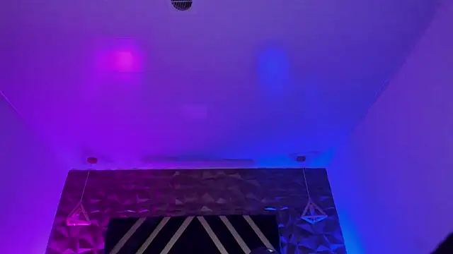 Ian Castillo  online show from 04.08.26