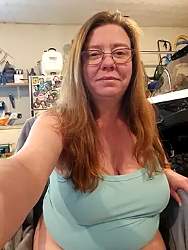 Snapshot of MsShelby40 chatting on 04.19.26 MsShelby40 online show from 04.19.26