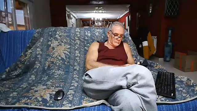 Snapshot of maduroguapo chatting on 12.16.24 maduroguapo online show from 12.16.24
