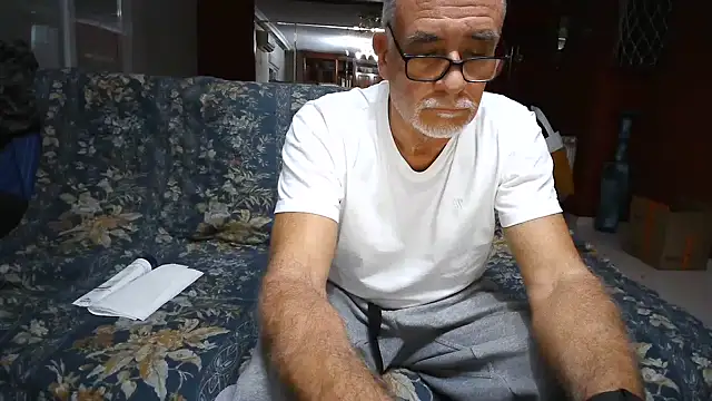 Snapshot of maduroguapo chatting on 12.17.24 maduroguapo online show from 12.17.24