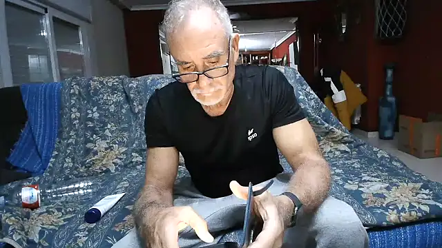 Snapshot of maduroguapo chatting on 12.18.24 maduroguapo online show from 12.18.24
