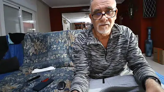 Snapshot of maduroguapo chatting on 12.20.24 maduroguapo online show from 12.20.24