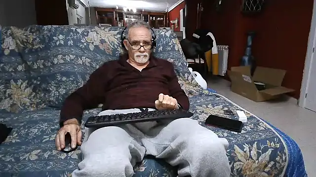 Snapshot of maduroguapo chatting on 02.01.25 maduroguapo online show from 02.01.25