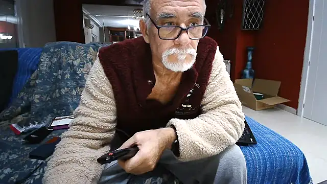 Snapshot of maduroguapo chatting on 02.02.25 maduroguapo online show from 02.02.25