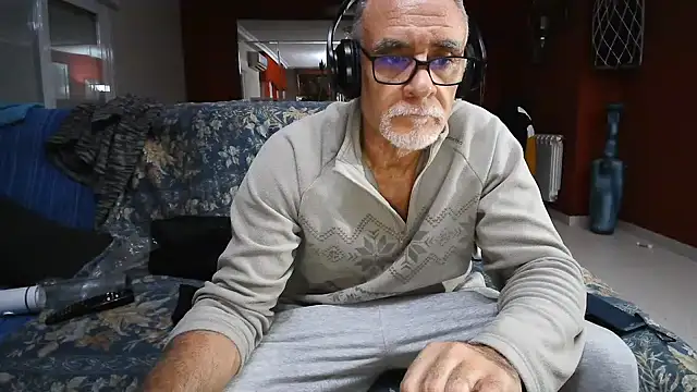 Snapshot of maduroguapo chatting on 02.15.25 maduroguapo online show from 02.15.25