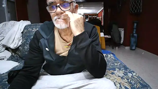 Snapshot of maduroguapo chatting on 03.01.25 maduroguapo online show from 03.01.25