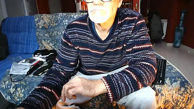 Snapshot of maduroguapo chatting on 03.04.25 maduroguapo online show from 03.04.25