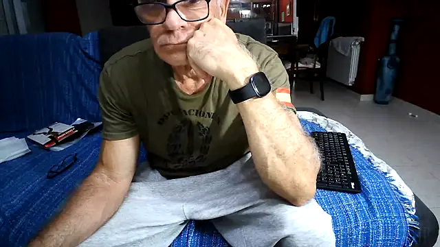 Snapshot of maduroguapo chatting on 10.01.25 maduroguapo online show from 10.01.25