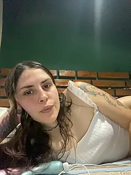 Snapshot of isadelasestrellas chatting on 10.22.25 isadelasestrellas online show from 10.22.25