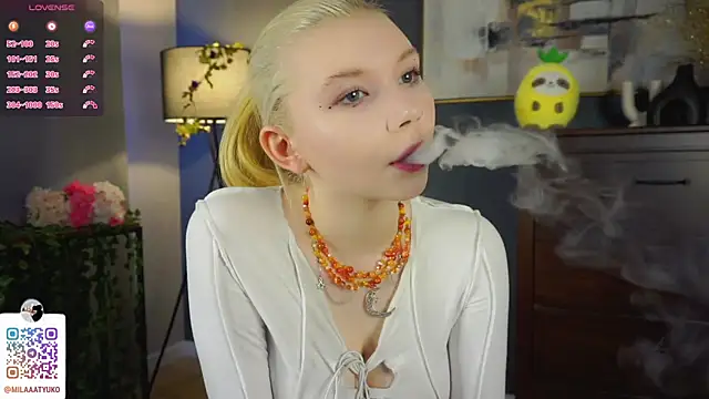 Snapshot of DaisyElmers chatting on 03.08.25 DaisyElmers online show from 03.08.25