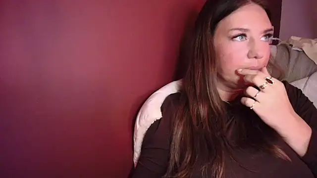 Snapshot of Nina24 chatting on 09.18.25 Nina24 online show from 09.18.25