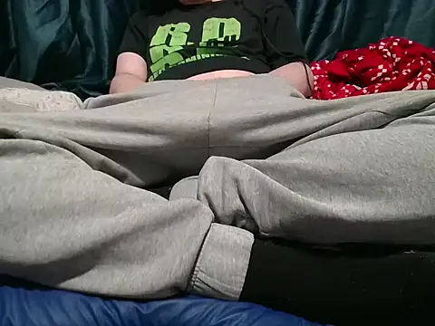 Snapshot of krissraw chatting on 10.31.25 krissraw online show from 10.31.25