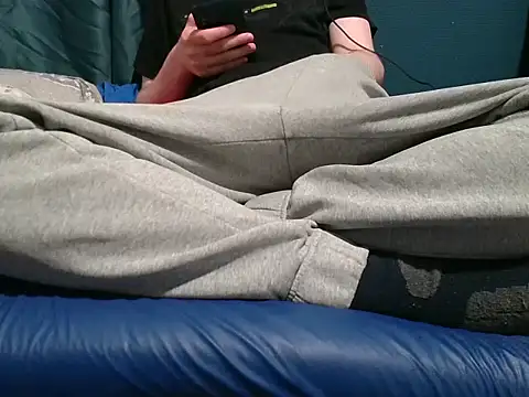 Snapshot of krissraw chatting on 11.18.25 krissraw online show from 11.18.25