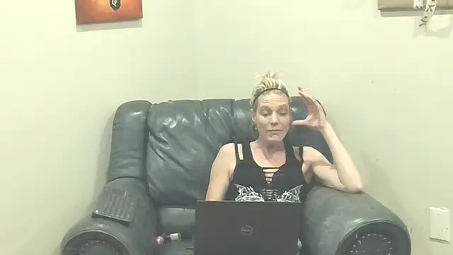 Snapshot of AddieAssets chatting on 01.05.25 AddieAssets online show from 01.05.25