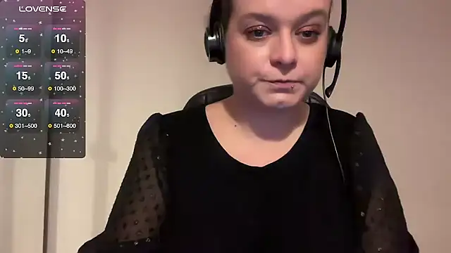 NaughtyWifeUK online show from 11.28.25