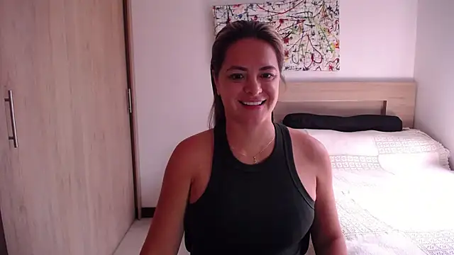 Snapshot of ParisW chatting on 02.10.25 ParisW online show from 02.10.25