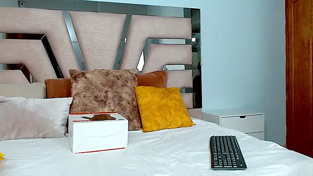 cintia hills online show from 01.15.25