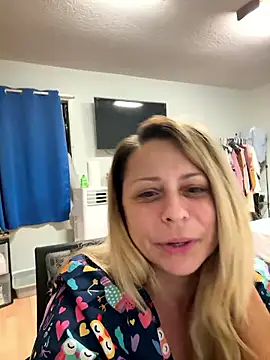 Snapshot of Hotslut187 chatting on 01.11.26 Hotslut187 online show from 01.11.26