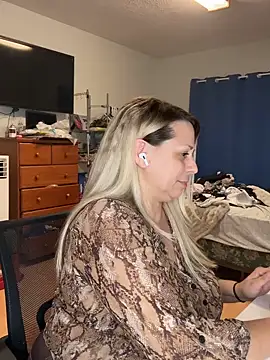 Snapshot of Hotslut187 chatting on 01.15.26 Hotslut187 online show from 01.15.26