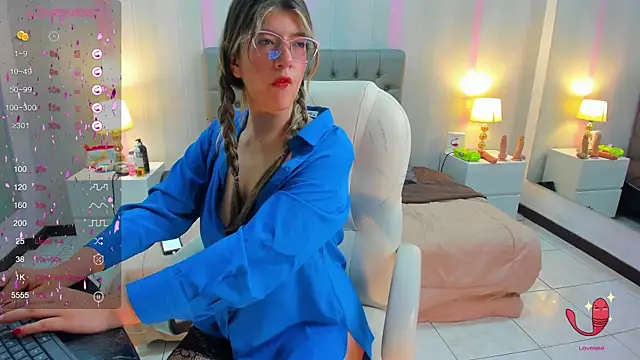 Snapshot of SEXMILLA_ chatting on 02.17.25 SEXMILLA online show from 02.17.25