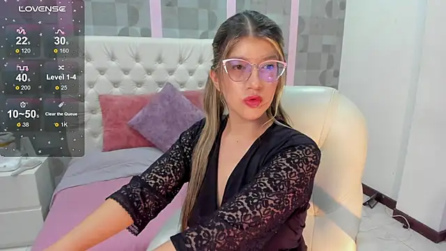 Snapshot of SEXMILLA_ chatting on 03.05.25 SEXMILLA online show from 03.05.25