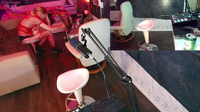 Snapshot of Doggyray44 chatting on 12.21.24 Doggyray44 online show from 12.21.24