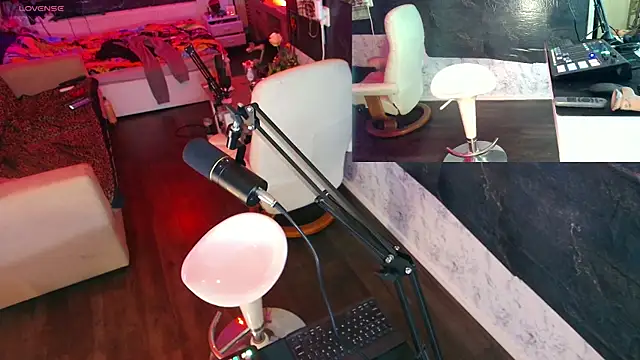 Snapshot of Doggyray44 chatting on 12.22.24 Doggyray44 online show from 12.22.24