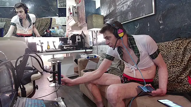 Snapshot of Doggyray44 chatting on 02.19.25 Doggyray44 online show from 02.19.25