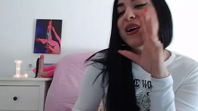 Snapshot of leilacam25 chatting on 11.29.25 leilacam25 online show from 11.29.25