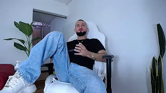 Snapshot of diamond_black00 chatting on 10.30.25 diamond black00 online show from 10.30.25