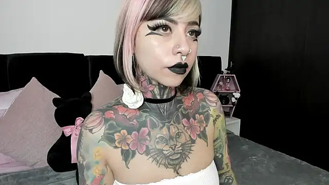 Snapshot of NikkiRamone chatting on 01.08.25 NikkiRamone online show from 01.08.25