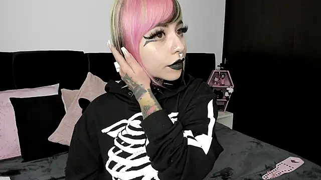Snapshot of NikkiRamone chatting on 02.12.25 NikkiRamone online show from 02.12.25