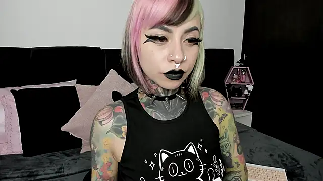 Snapshot of NikkiRamone chatting on 02.13.25 NikkiRamone online show from 02.13.25