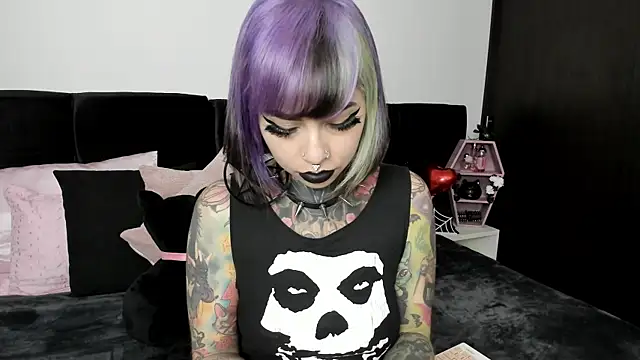 Snapshot of NikkiRamone chatting on 02.15.25 NikkiRamone online show from 02.15.25
