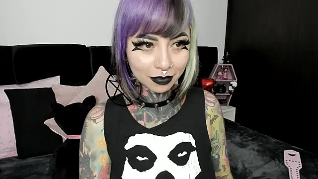 Snapshot of NikkiRamone chatting on 02.15.25 NikkiRamone online show from 02.15.25
