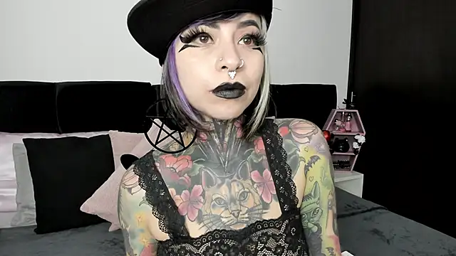 Snapshot of NikkiRamone chatting on 02.19.25 NikkiRamone online show from 02.19.25