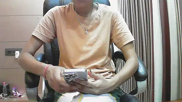 Snapshot of collage_hoty chatting on 10.31.25 collage hoty online show from 10.31.25