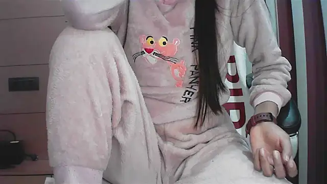 Snapshot of collage_hoty chatting on 12.15.25 collage hoty online show from 12.15.25