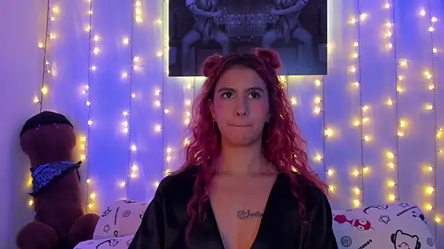 Sophiee Hill online show from 12.28.24