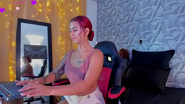 Sophiee Hill online show from 10.28.25