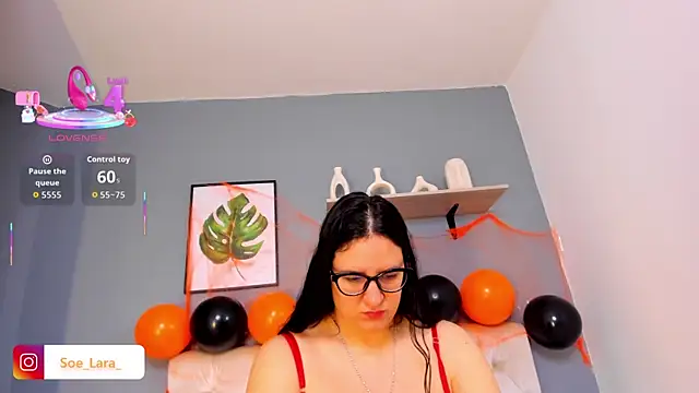 Snapshot of Soe_Lara chatting on 10.31.25 Soe Lara online show from 10.31.25