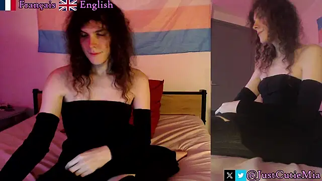 Snapshot of JustCutieMia chatting on 11.20.25 JustCutieMia online show from 11.20.25