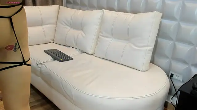 Snapshot of valentinasu1 chatting on 02.18.25 valentinasu1 online show from 02.18.25