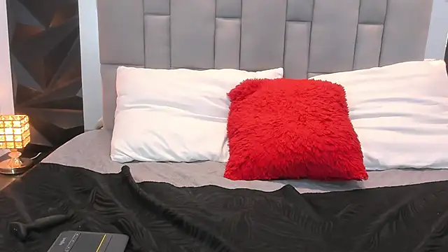 Snapshot of valentinasu1 chatting on 03.18.25 valentinasu1 online show from 03.18.25