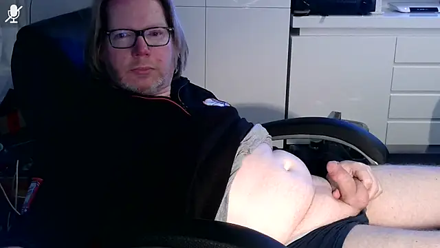 Snapshot of VSteph chatting on 11.19.25 VSteph online show from 11.19.25