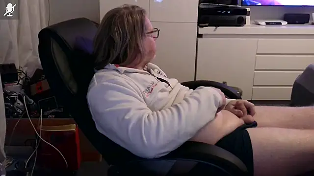 Snapshot of VSteph chatting on 12.17.25 VSteph online show from 12.17.25