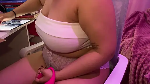 Snapshot of hannahcdmx chatting on 11.12.25 hannahcdmx online show from 11.12.25